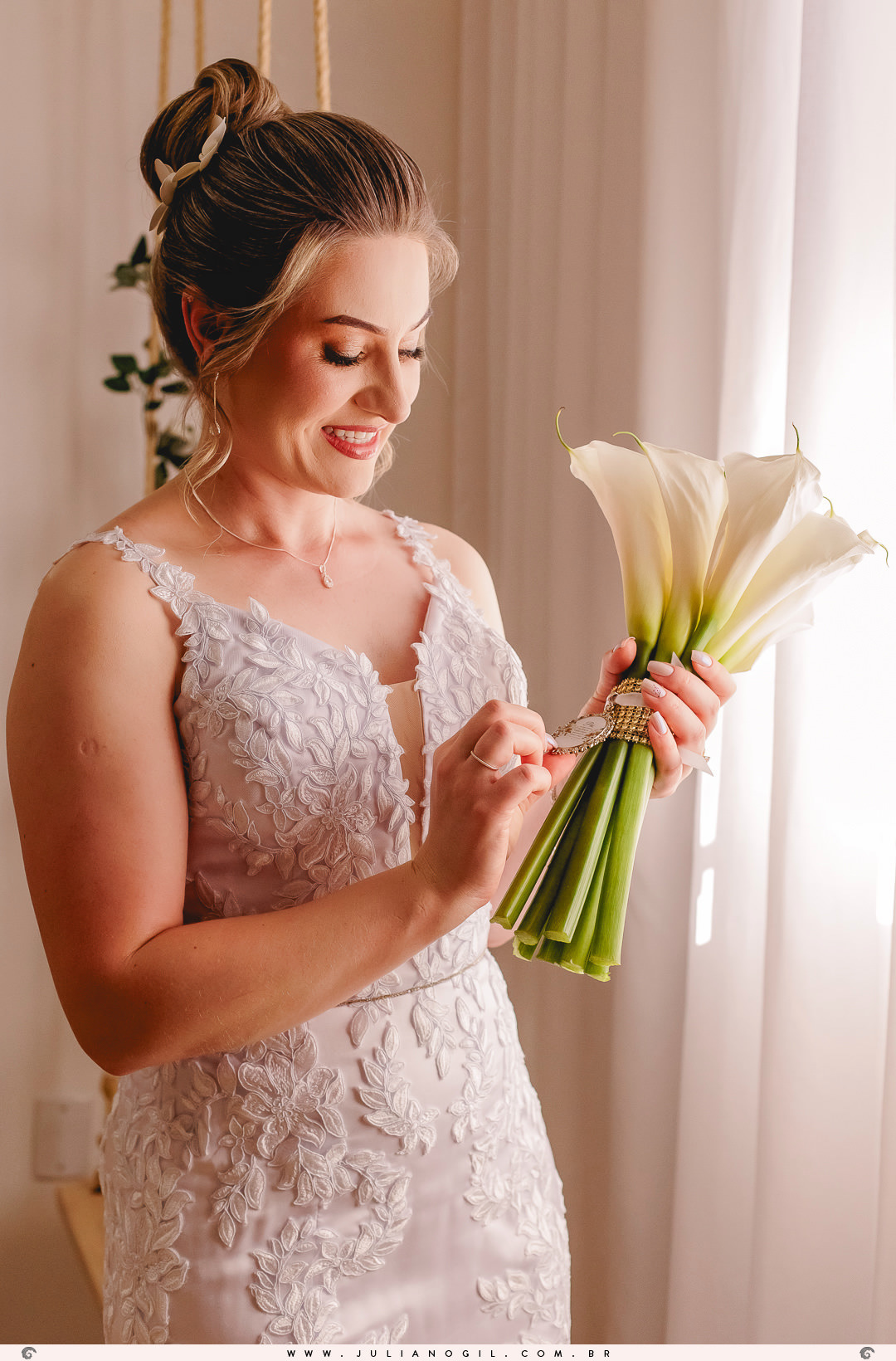 noiva segurando o buquê com relicário com foto do seu pai