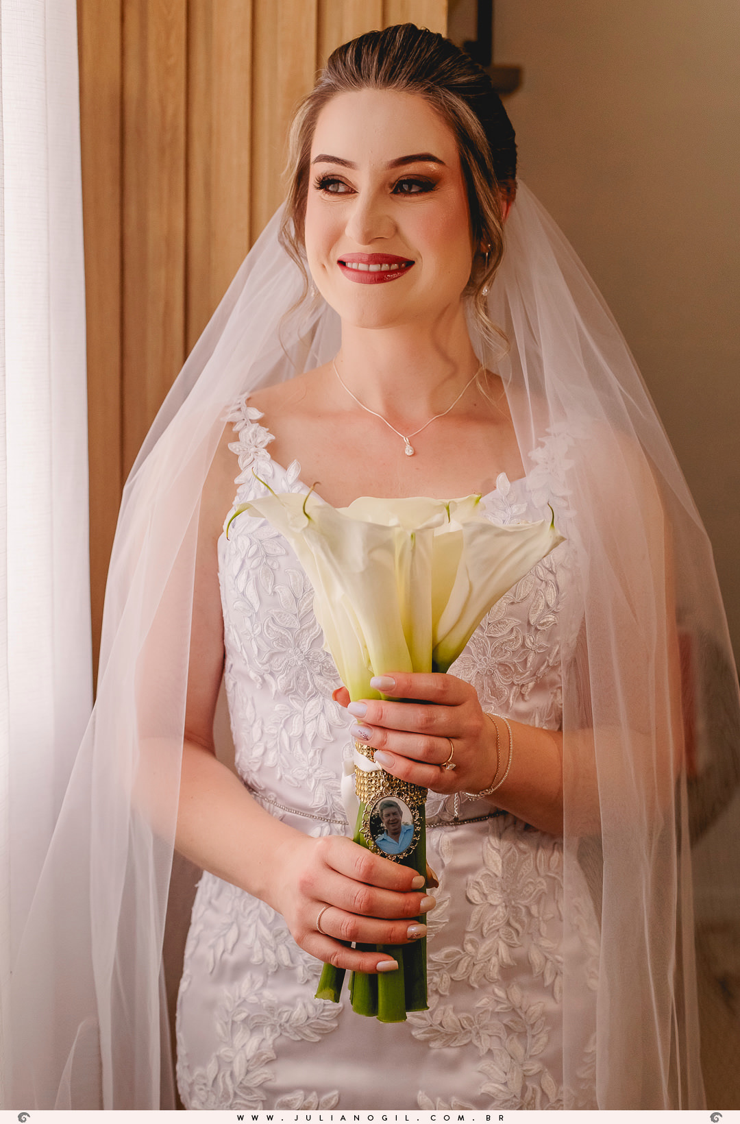 noiva pronta antes da cerimônia durante o making of no salão