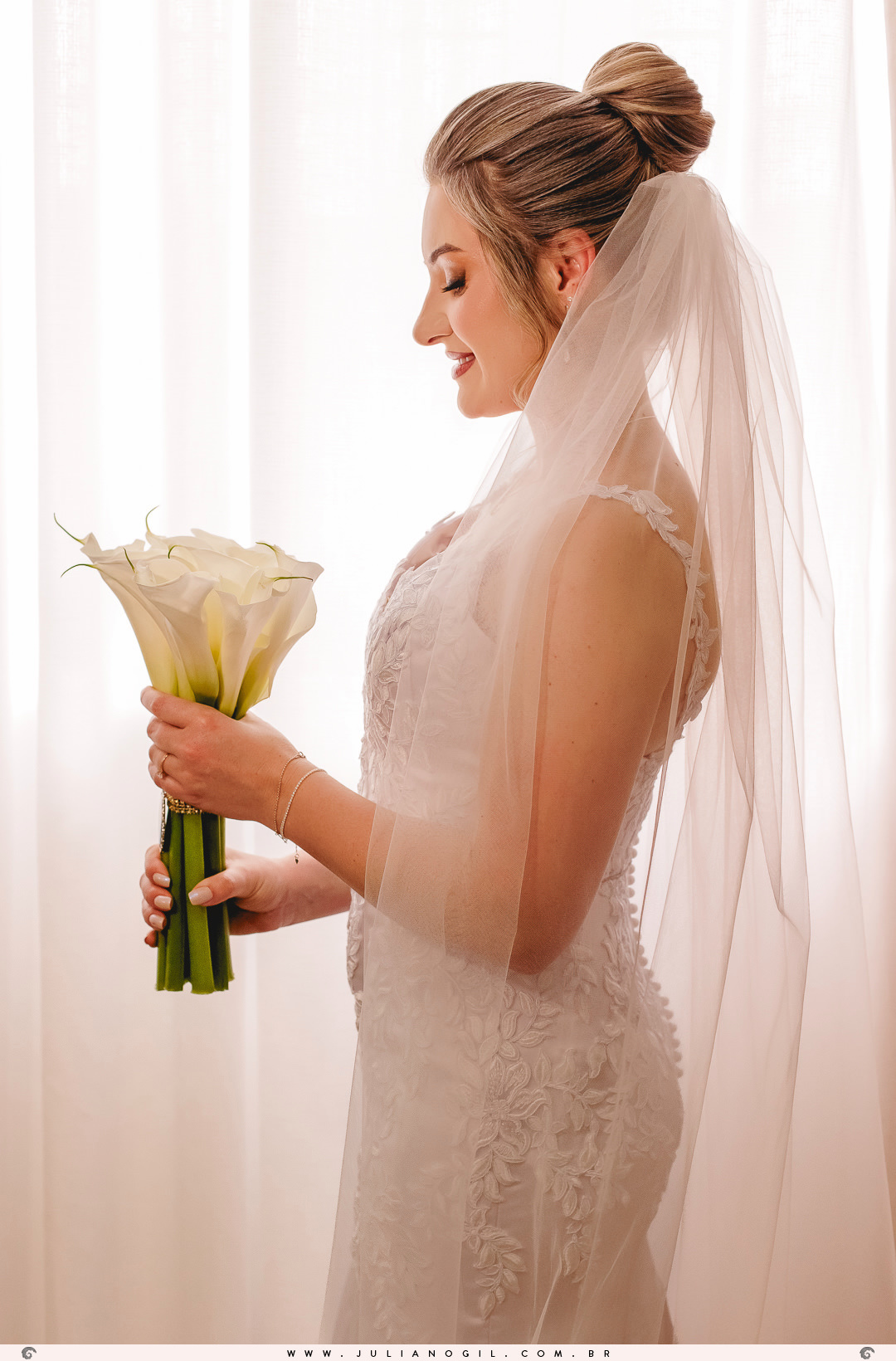 noiva pronta antes da cerimônia durante o making of no salão