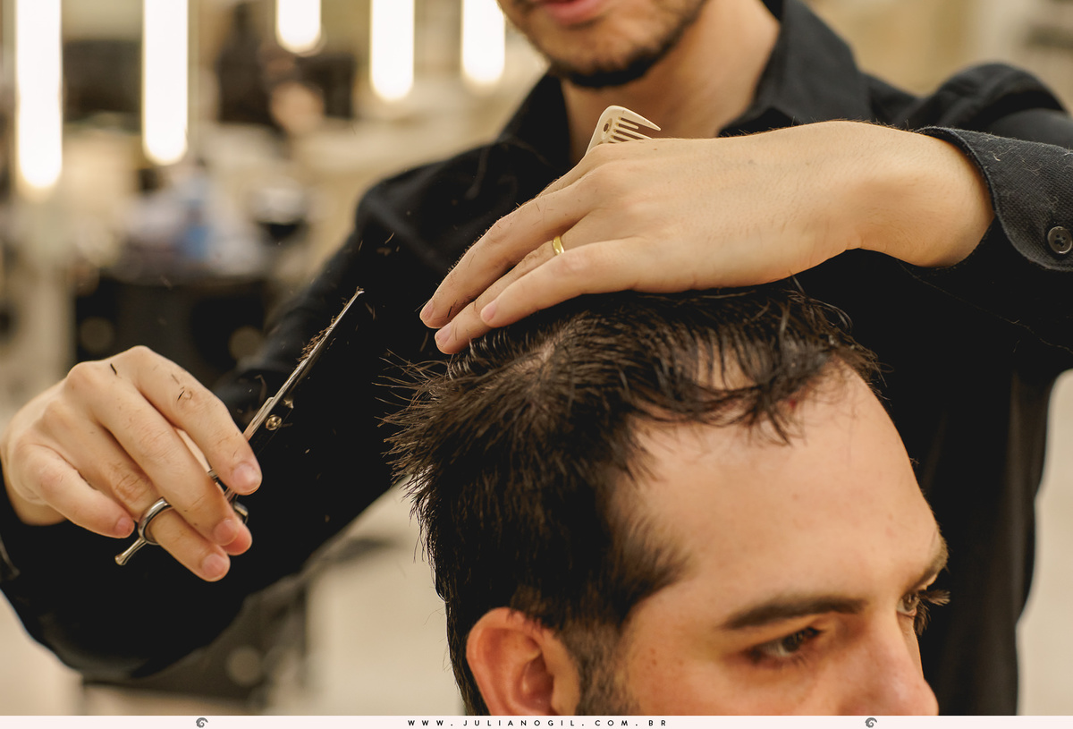 barbeiro cortando o cabelo do noivo durante making of