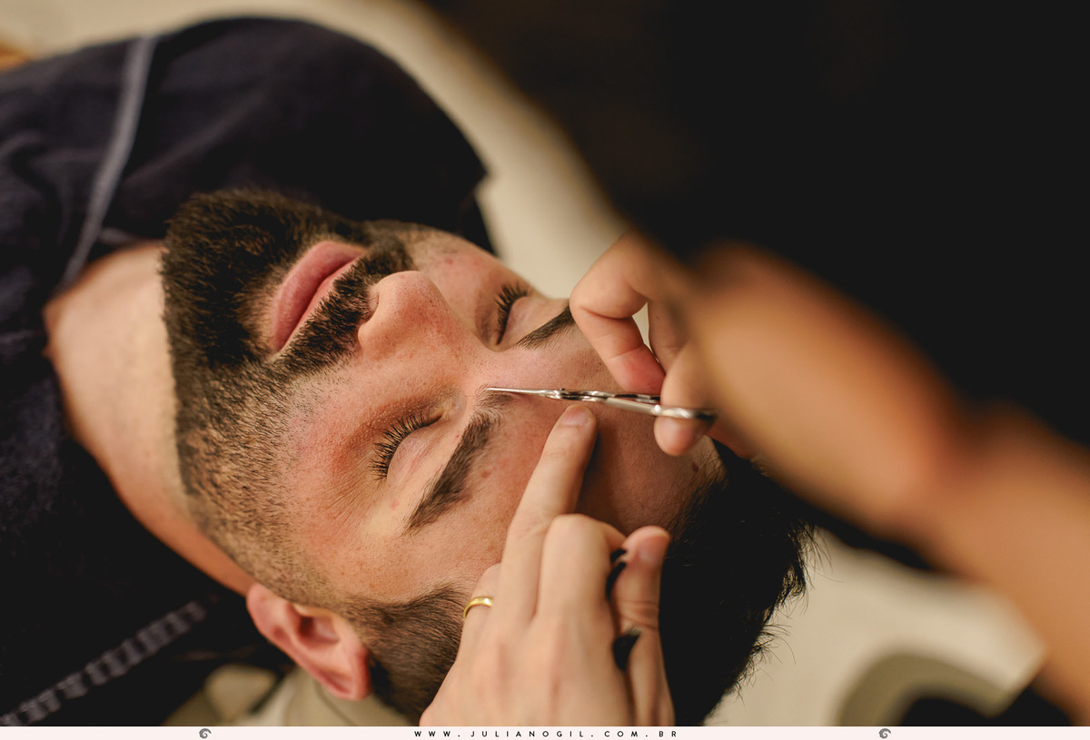 barbeiro fazendo a sobrancelha do noivo