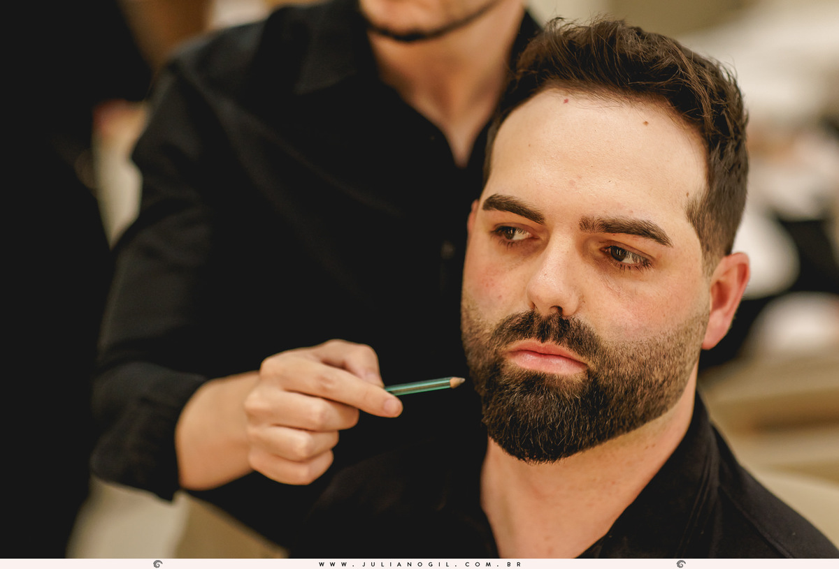 barbeiro finalizando a barba do noivo
