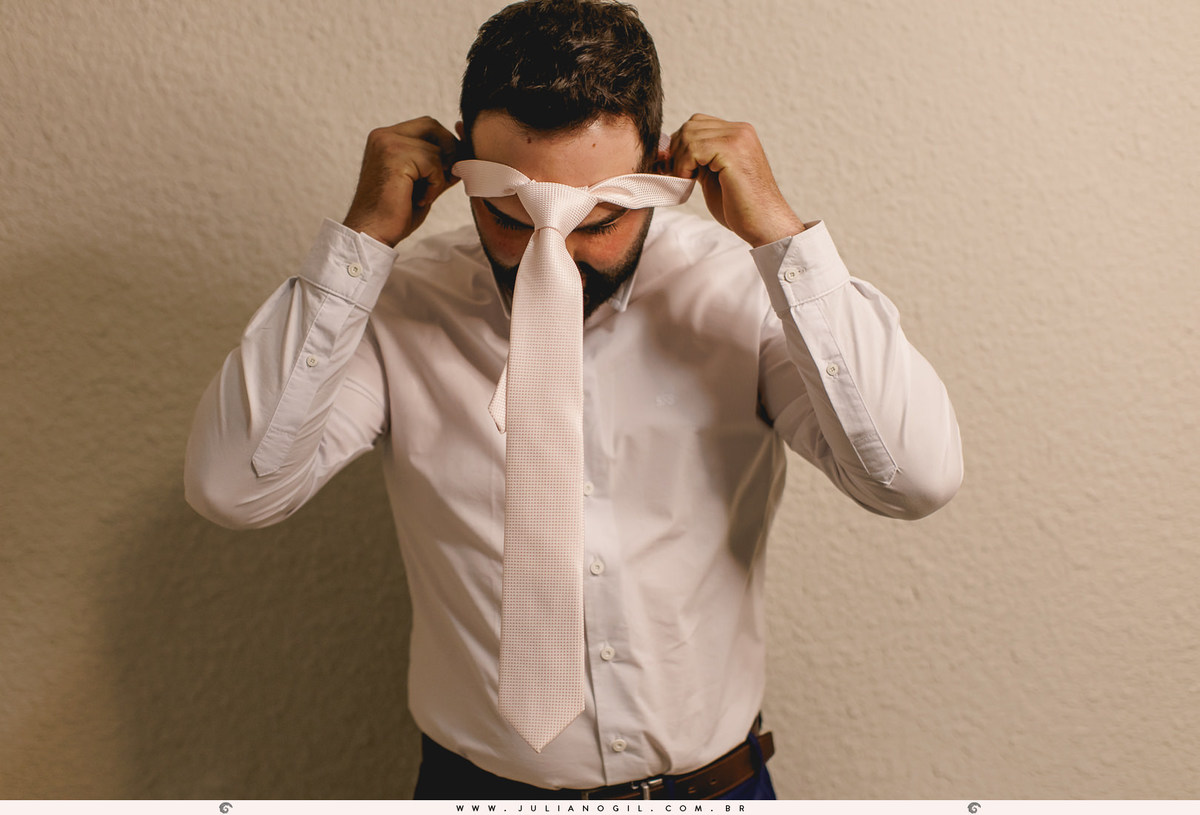 noivo vestindo a gravata