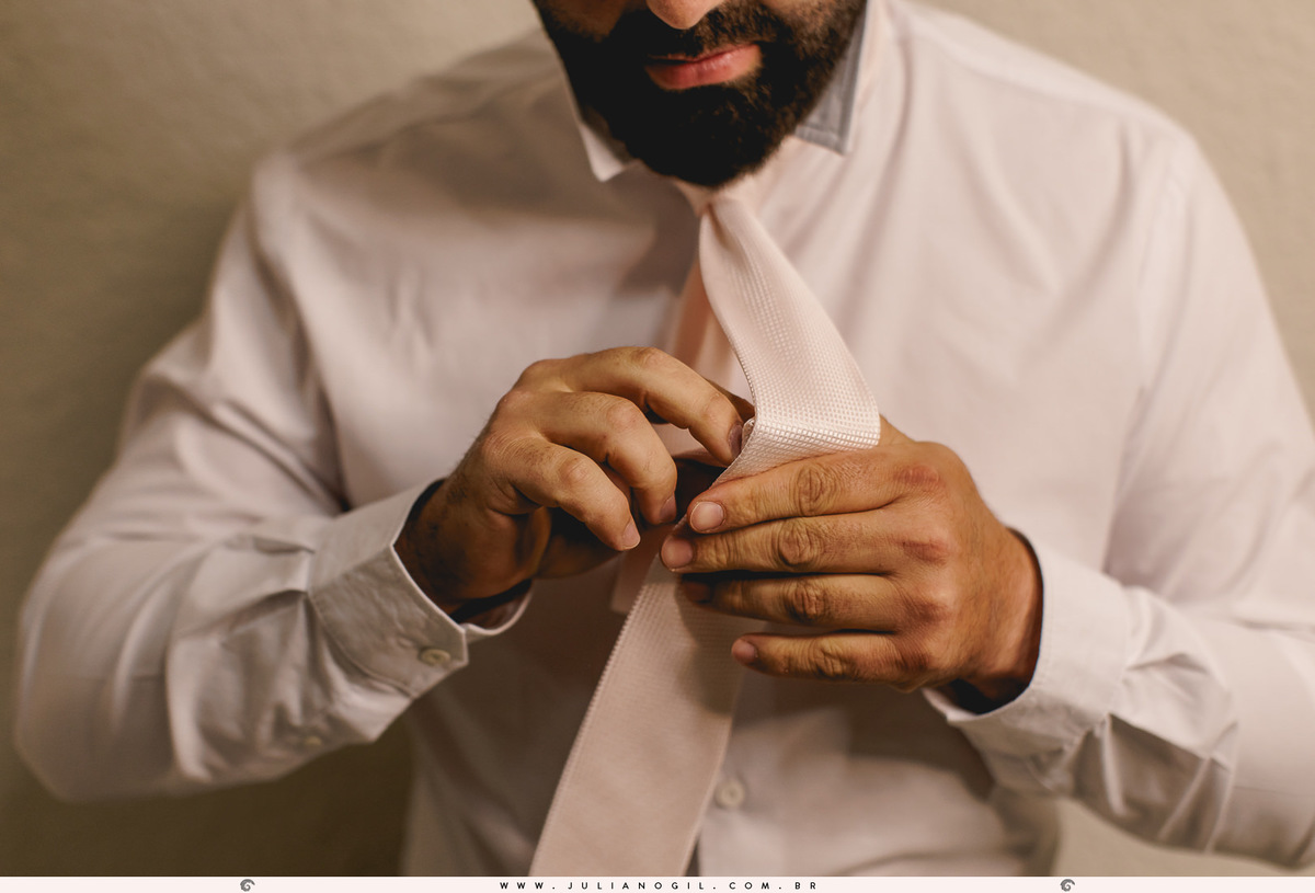 noivo arrumando a gravata