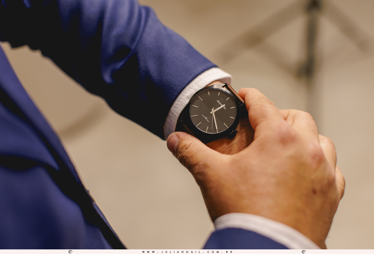 noivo olhando o horário do relógio durante o making of