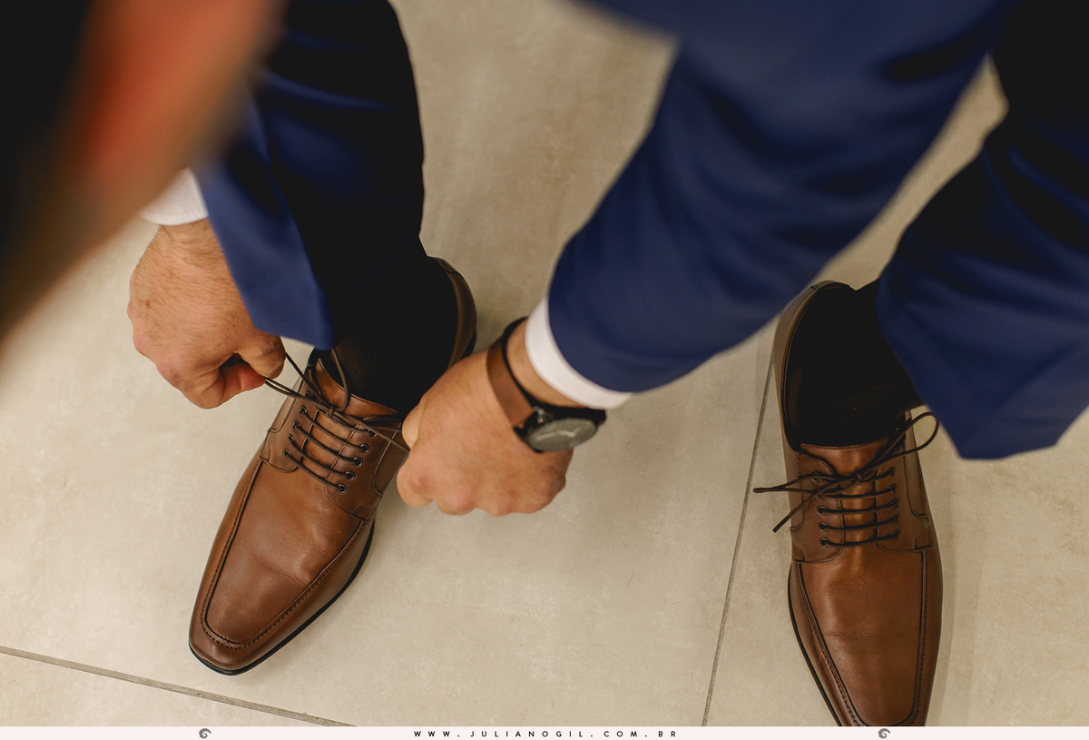 noivo vestindo o sapato