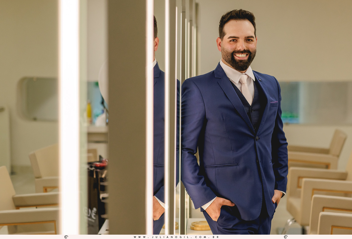 noivo posando ao lado do espelho durante o making of