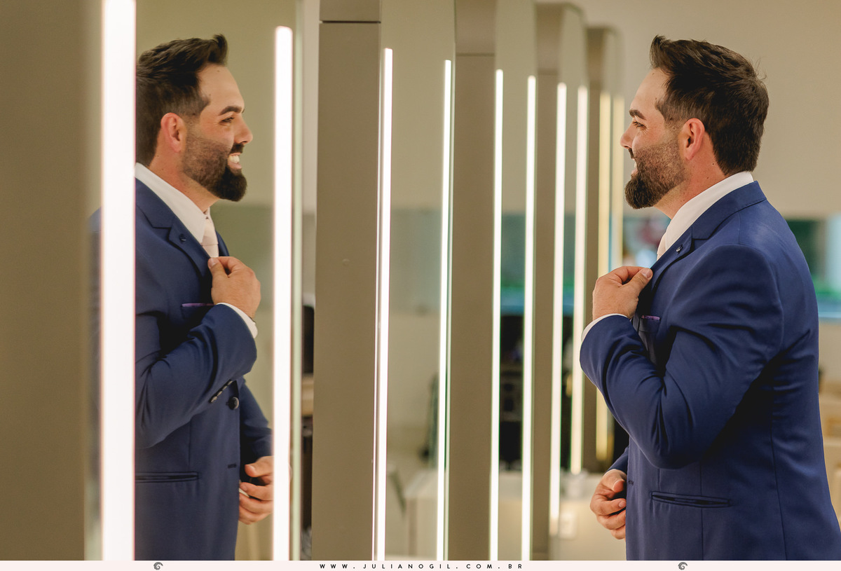 noivo se olhando no espelho durante o making of