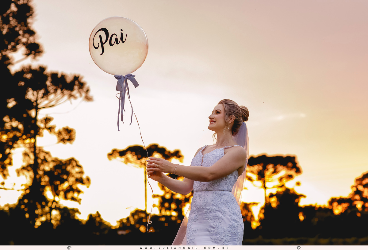 noiva segurando o balão escrito pai nas fotos pós cerimônia