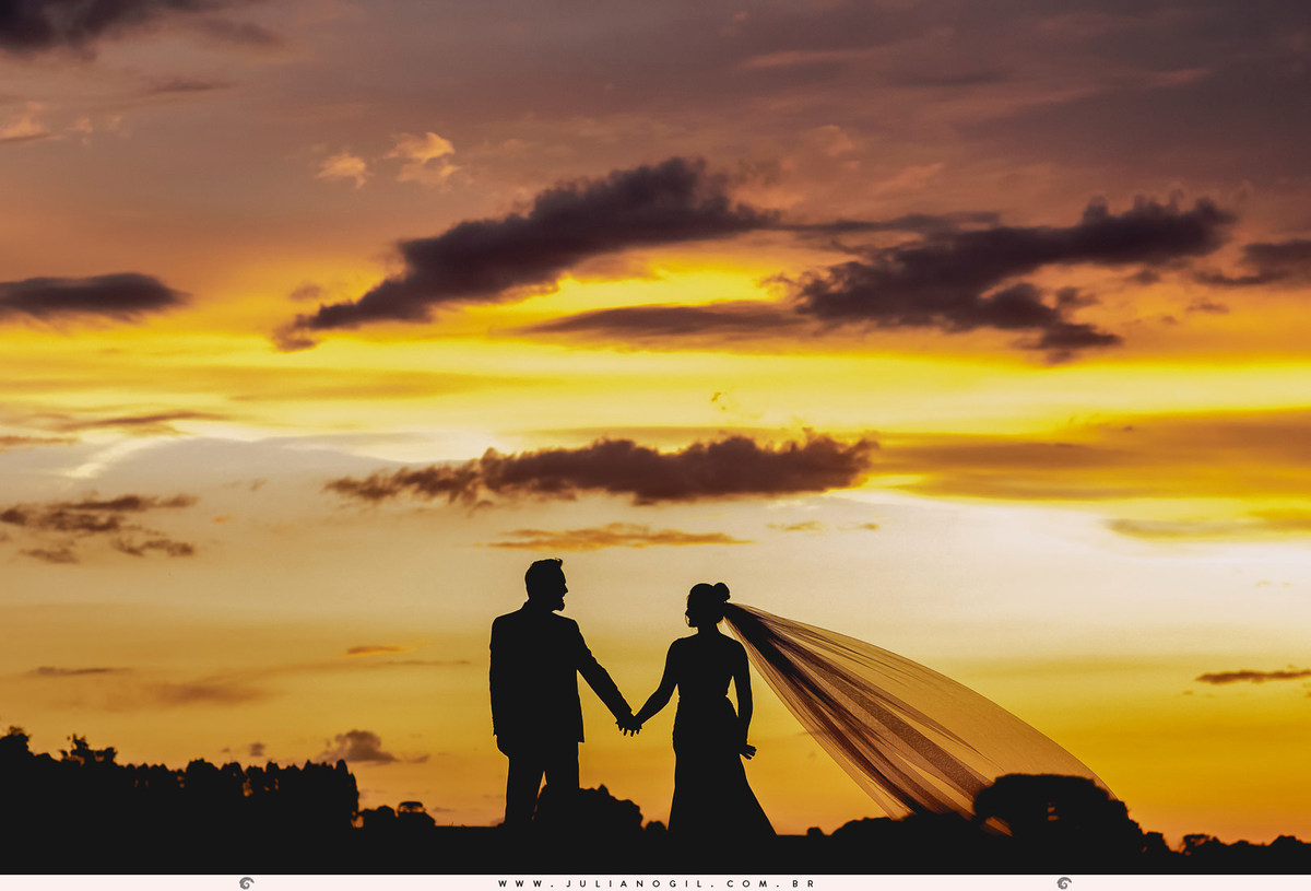 silhueta dos noivos no pôr do sol
