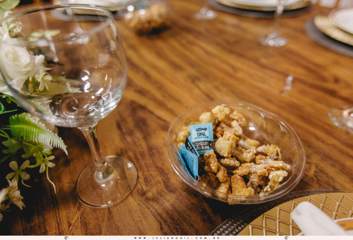 torresmo sobre a mesa