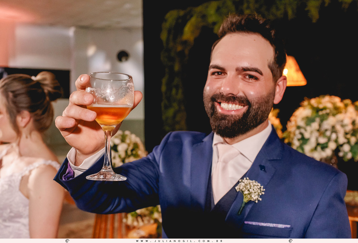 noivo segurando uma taça de cerveja