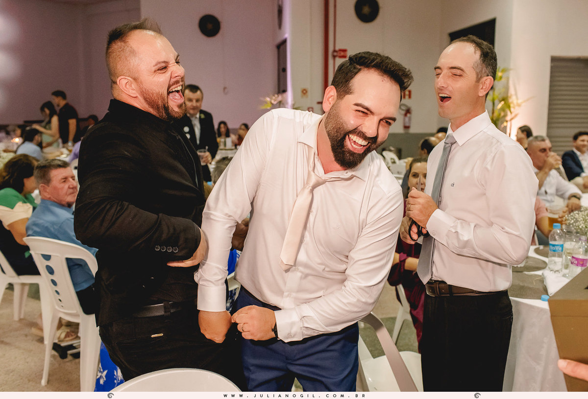 noivo com a mão no bolso de convidado