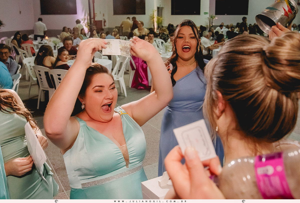 madrinha segurando o dinheiro para a noiva