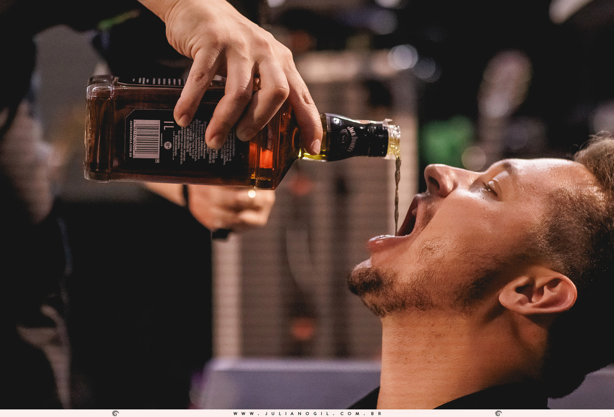 convidado bebendo drury's