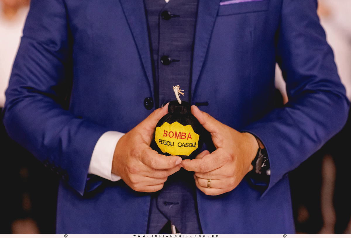 noivo segurando uma bomba escrita pegou casou