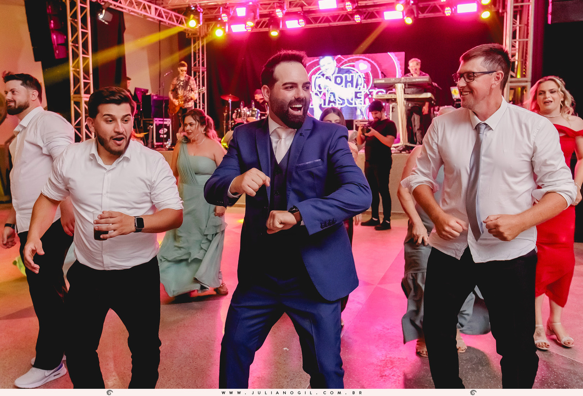 noivo dançando com amigos