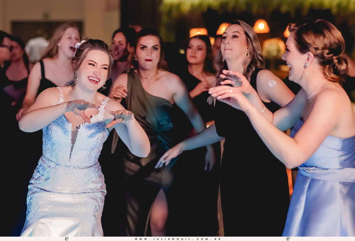 noiva dançando com amigos