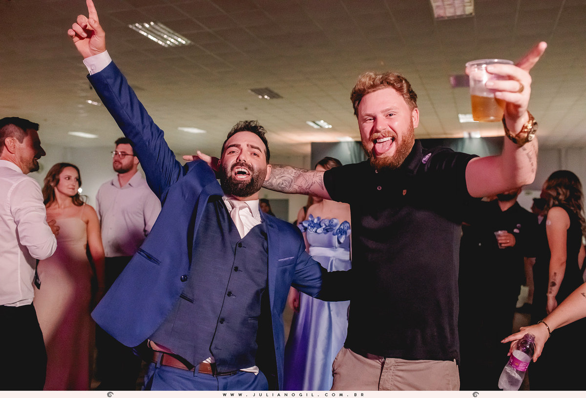noivo dançando com amigos