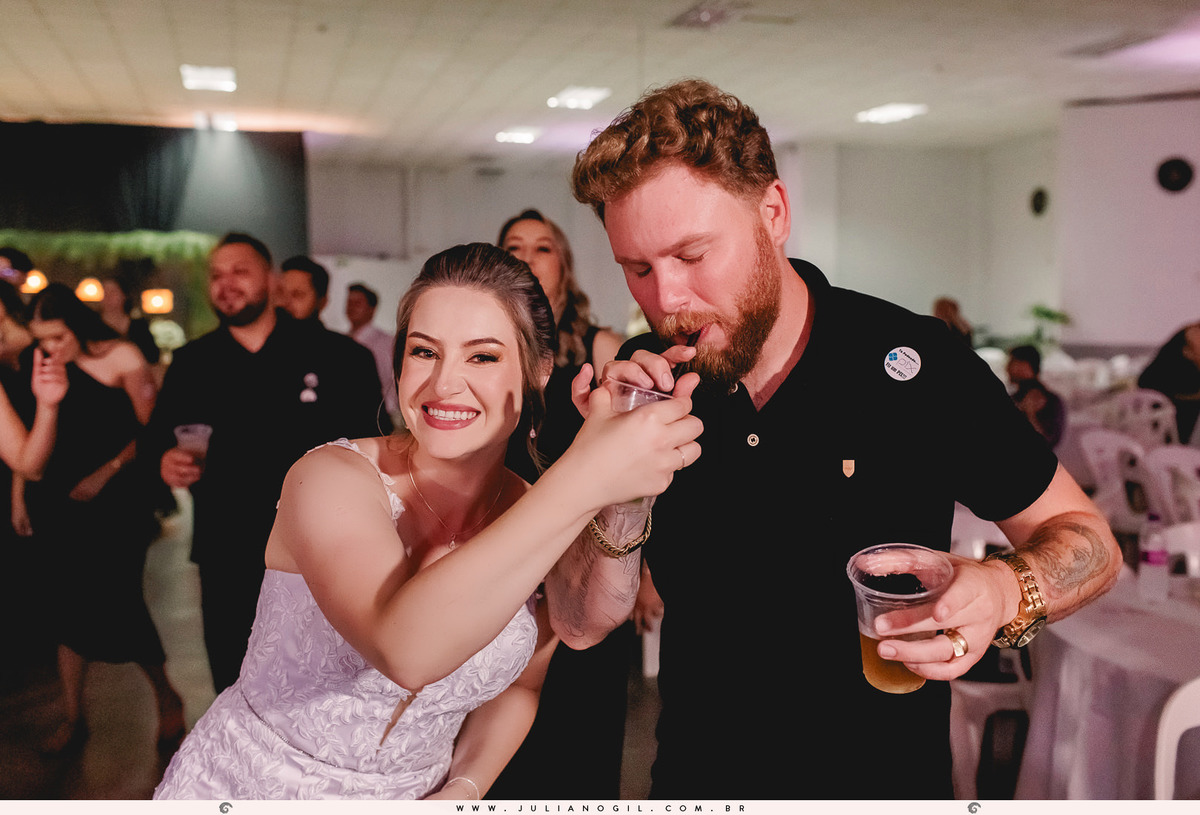 noiva oferecendo bebida ao amigo