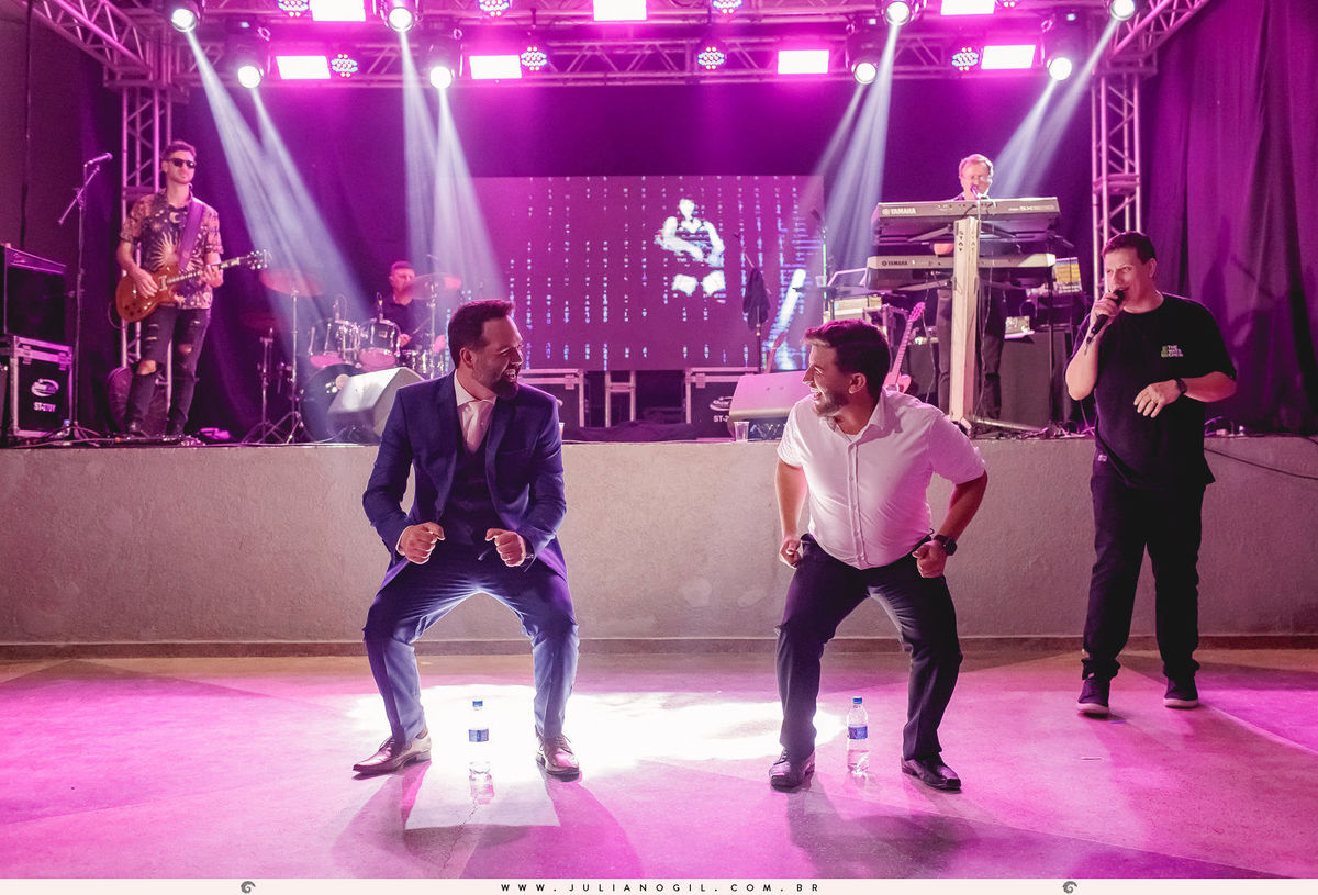 noivo dançando com amigos