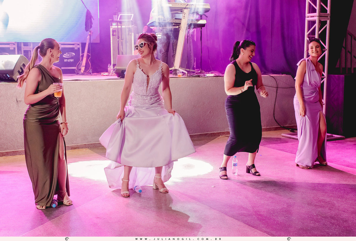 noiva dançando com amigos