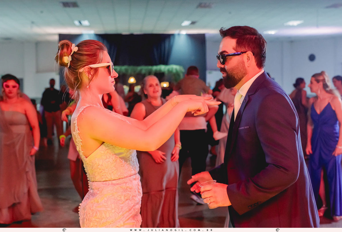 noivos dançando