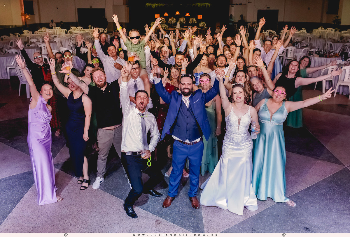 noivos e convidados posando para a foto durante a festa