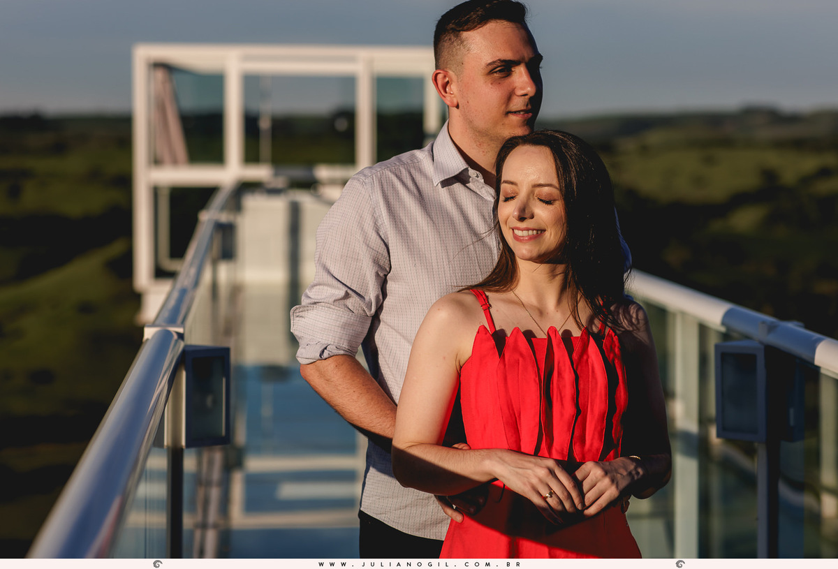casal em uma plataforma do chalé em cima do canion em Manoel Ribas - PR