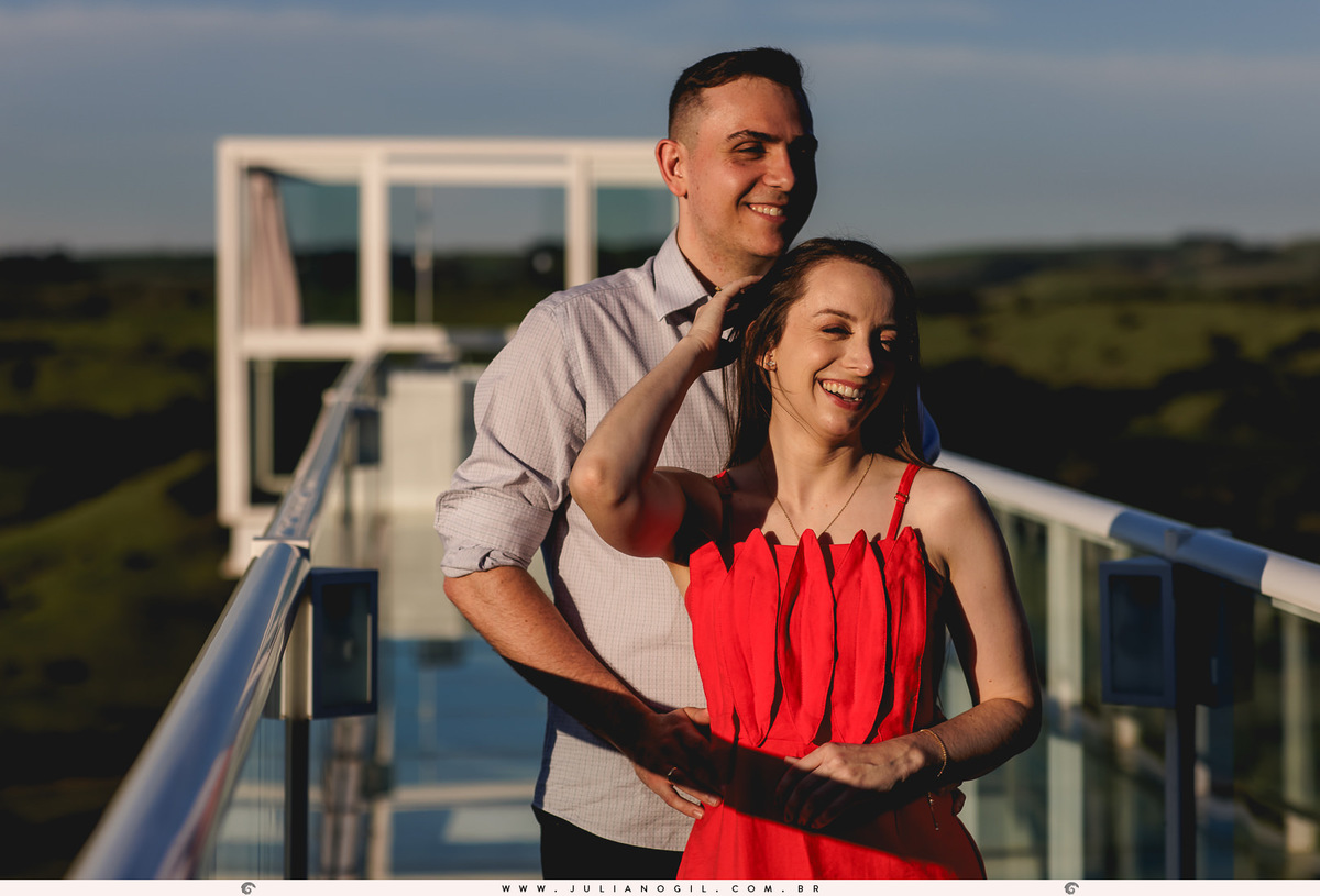 casal em uma plataforma do chalé em cima do canion em Manoel Ribas - PR