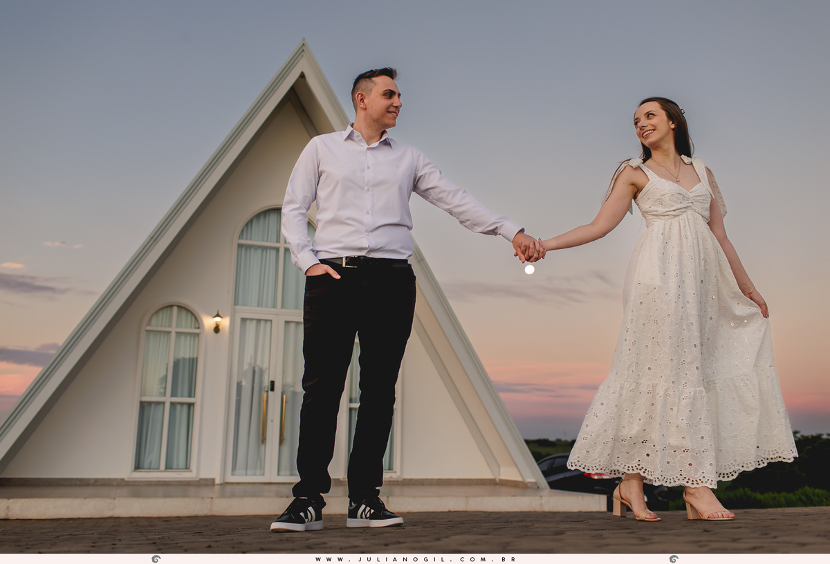casal em frente a cabana blanc em manoel ribas paraná