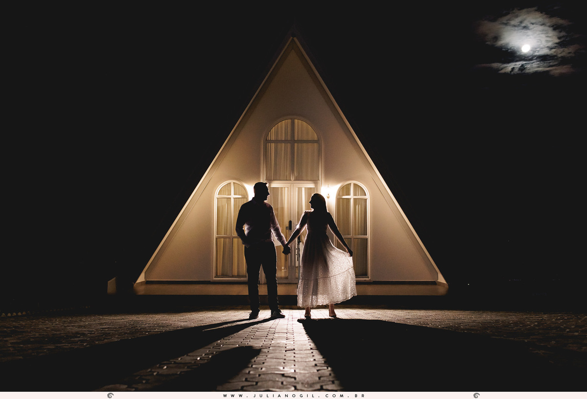 silhueta do casal em frente a cabana blanc em manoel ribas paraná e ao fundo a lua aparecendo no céu