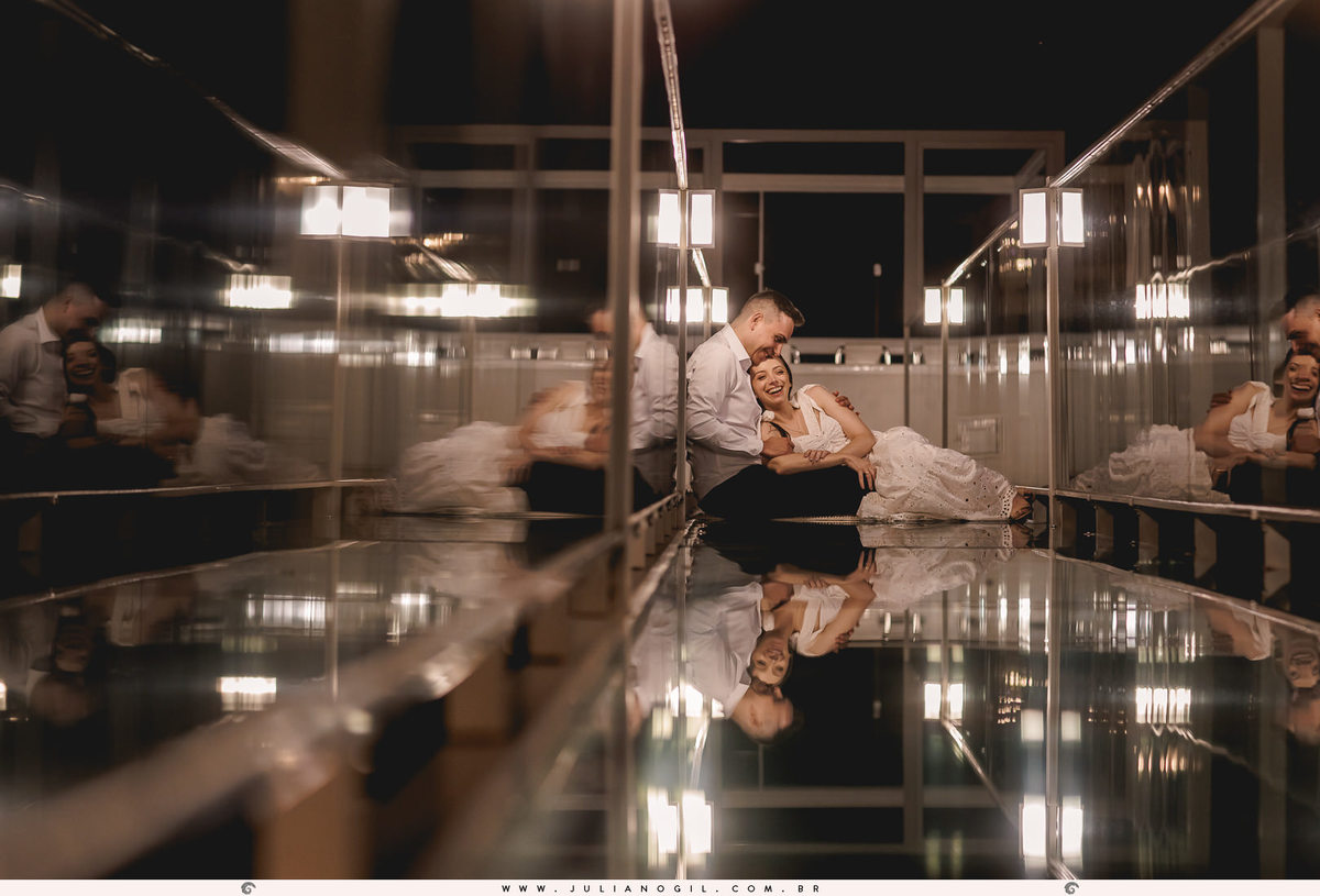 casal deitados na plataforma de vidro sobre o canion na cabana blanc em manoel ribas no paraná a noite