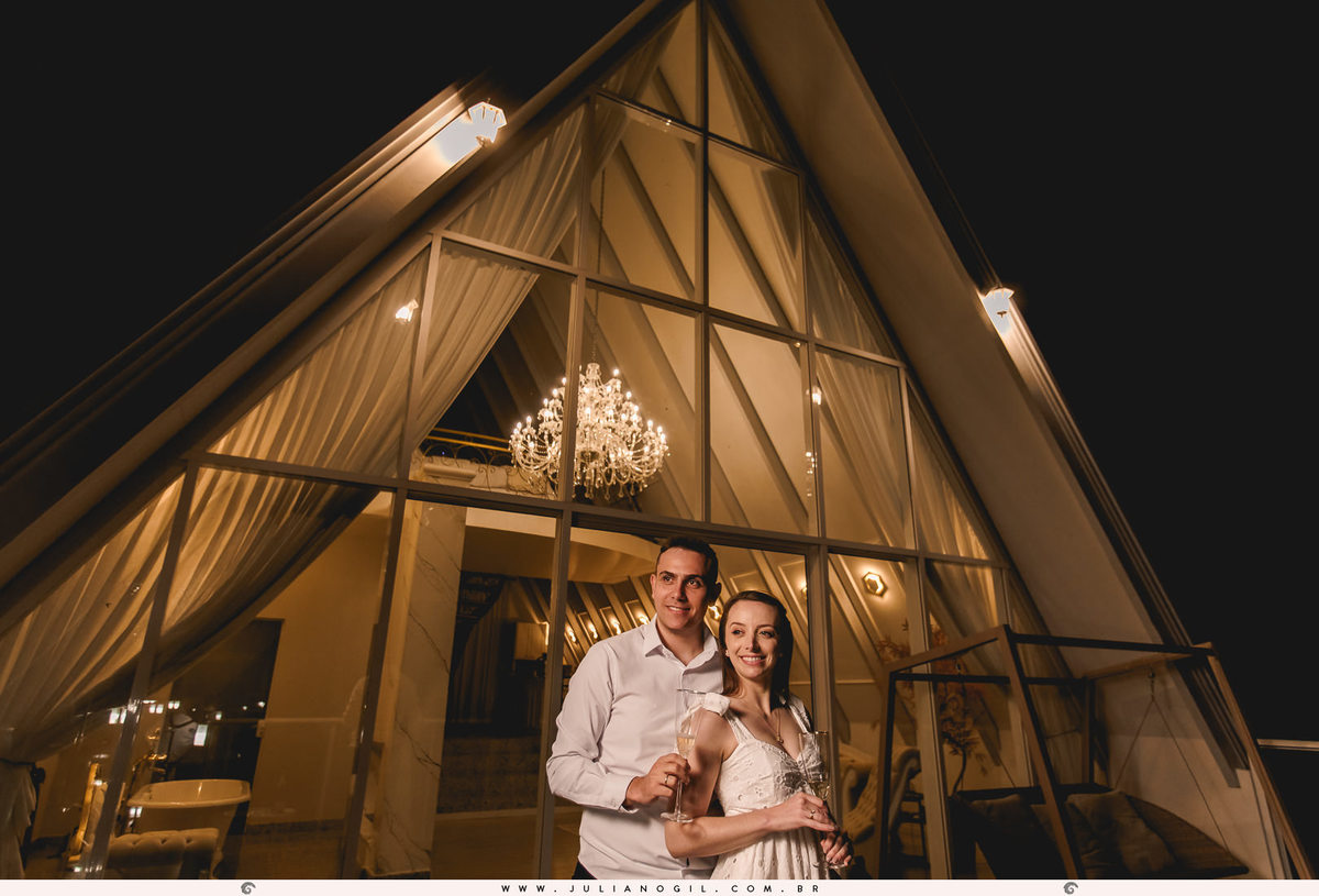 casal em frente a cabana blanc a noite em manoel ribas no paraná