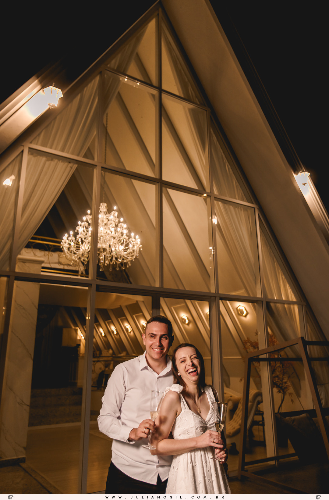 casal em frente a cabana blanc a noite em manoel ribas no paraná