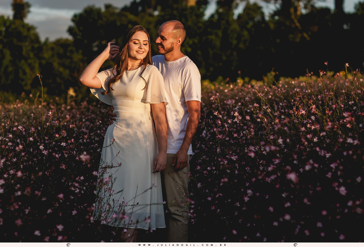 casal posando em meio a plantação de manjericão lavandário dos sonhos em witmarsum no paraná