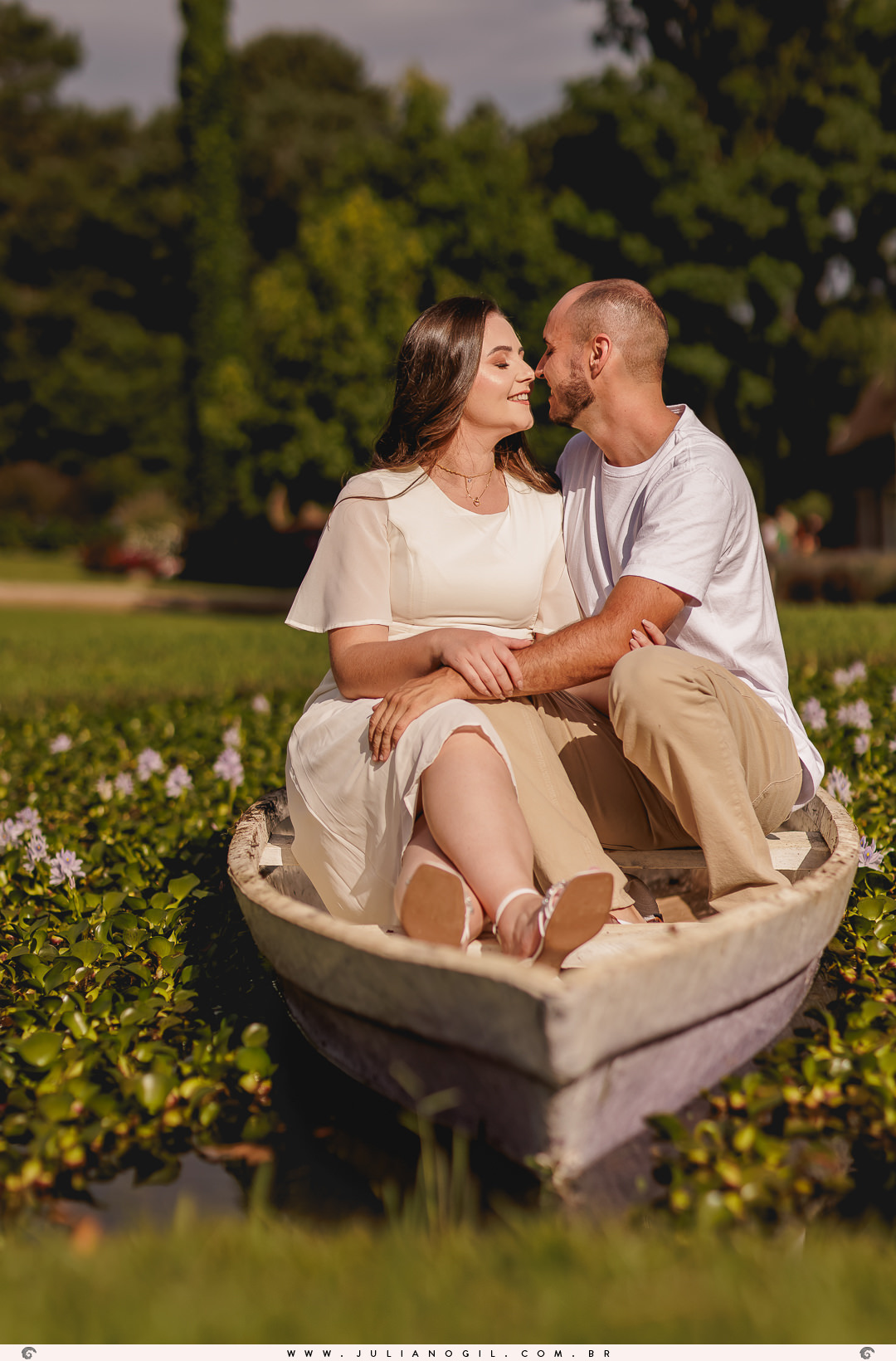 casal em um barquinho sobre um lago cheio de plantas sobre a água no lavandário dos sonhos em witmarsum no paraná