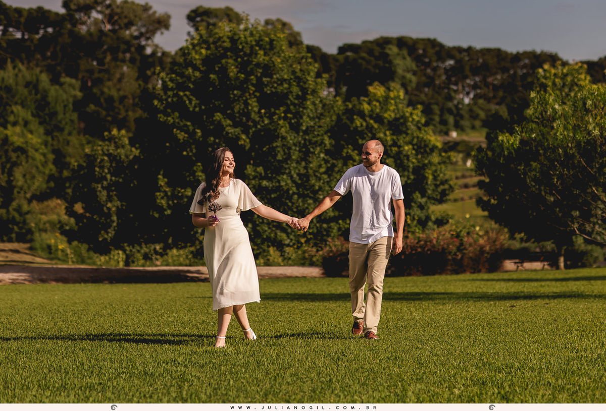 casal de noivos andando no campo no lavandário dos sonhos em witmarsum no paraná