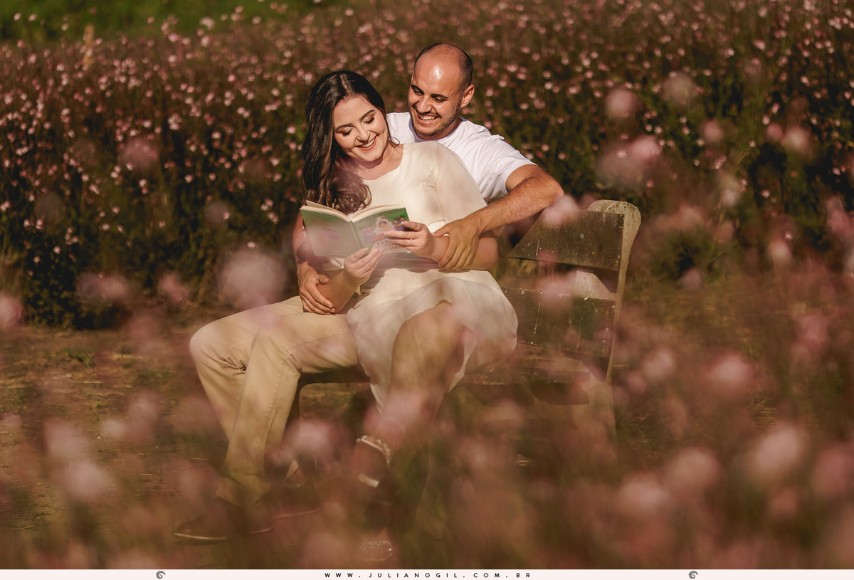 casal lendo um livro no sentados num banco no meio do campo de manjericão no lavandário dos sonhos em witmarsum no paraná