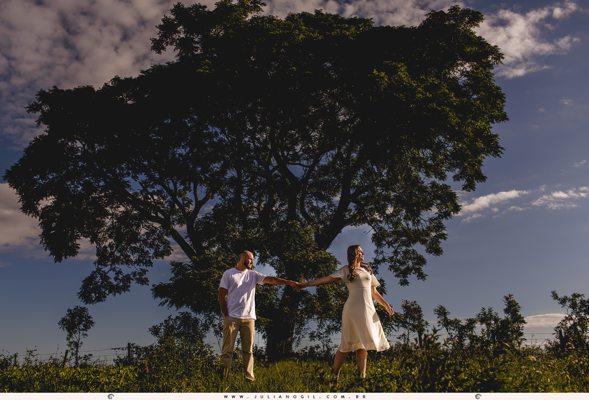 casal em frente a uma grande árvore no lavandário dos sonhos em witmarsum no paraná