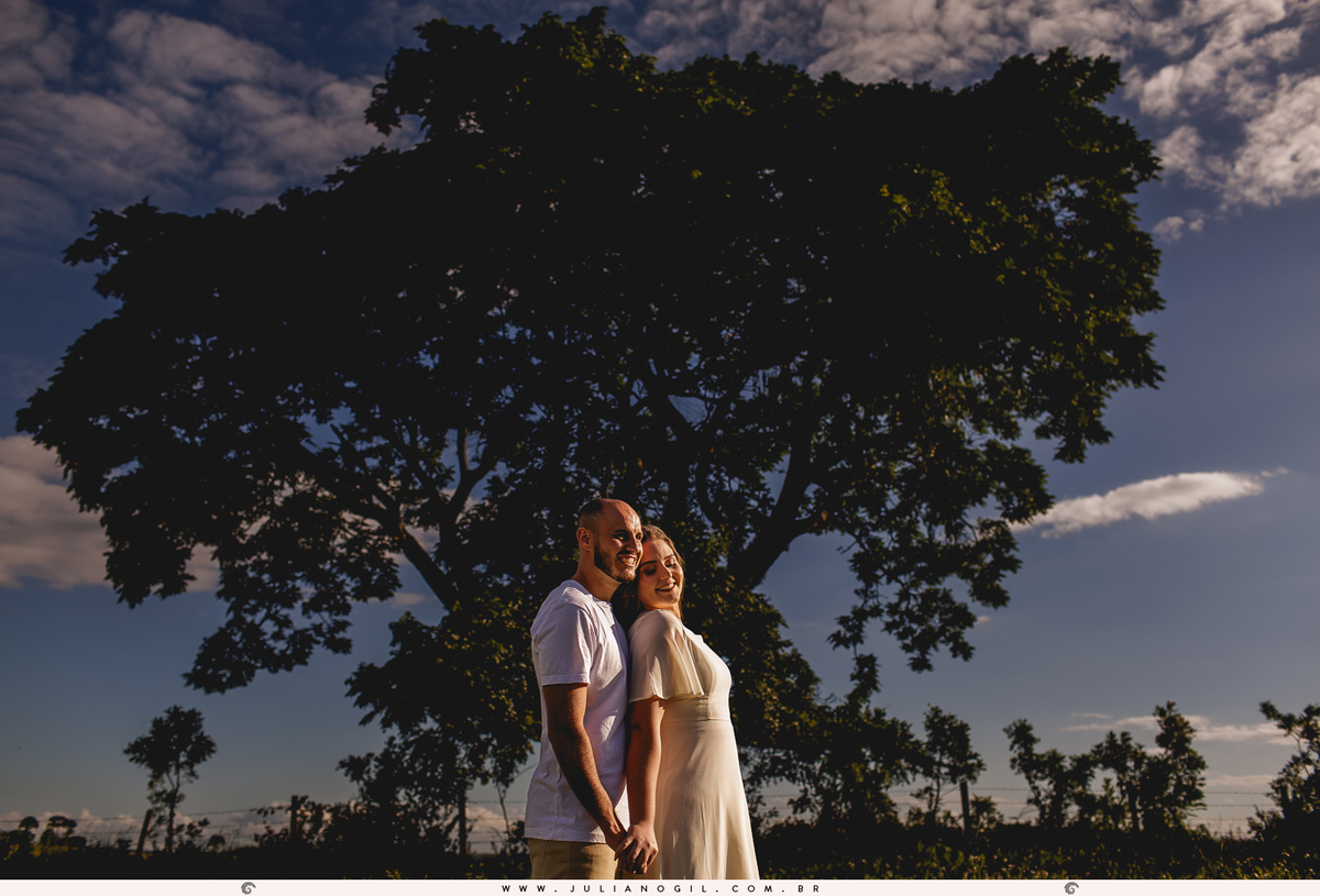 casal em frente a uma grande árvore no lavandário dos sonhos em witmarsum no paraná