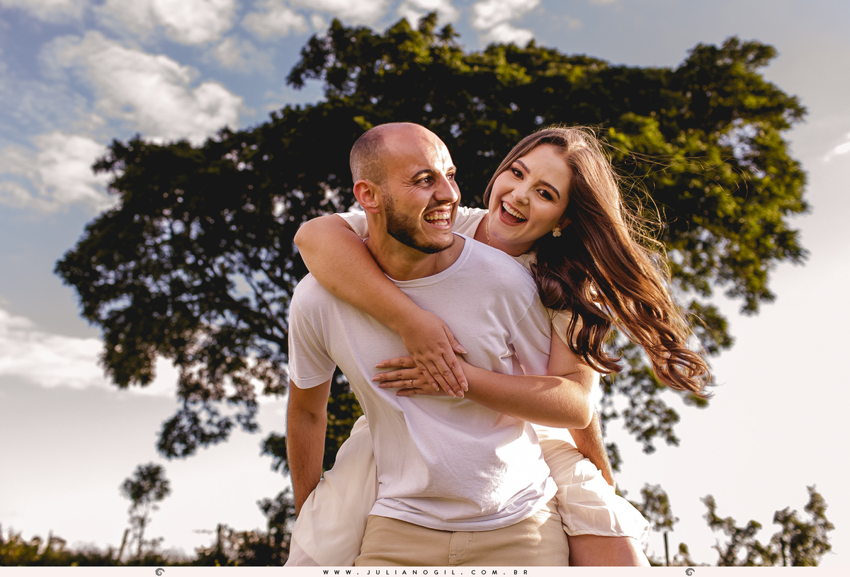 casal em frente a uma grande árvore no lavandário dos sonhos em witmarsum no paraná