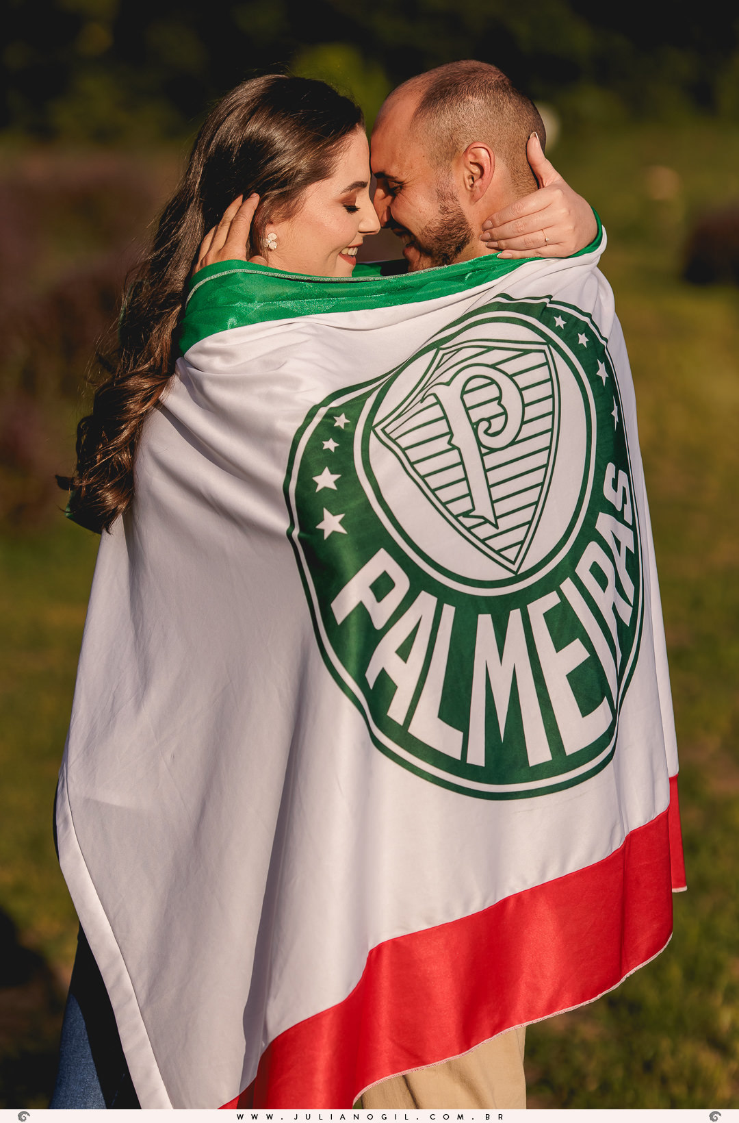 casal envoltos na bandeira do palmeiras durante o ensaio pré casamento em palmeira paraná