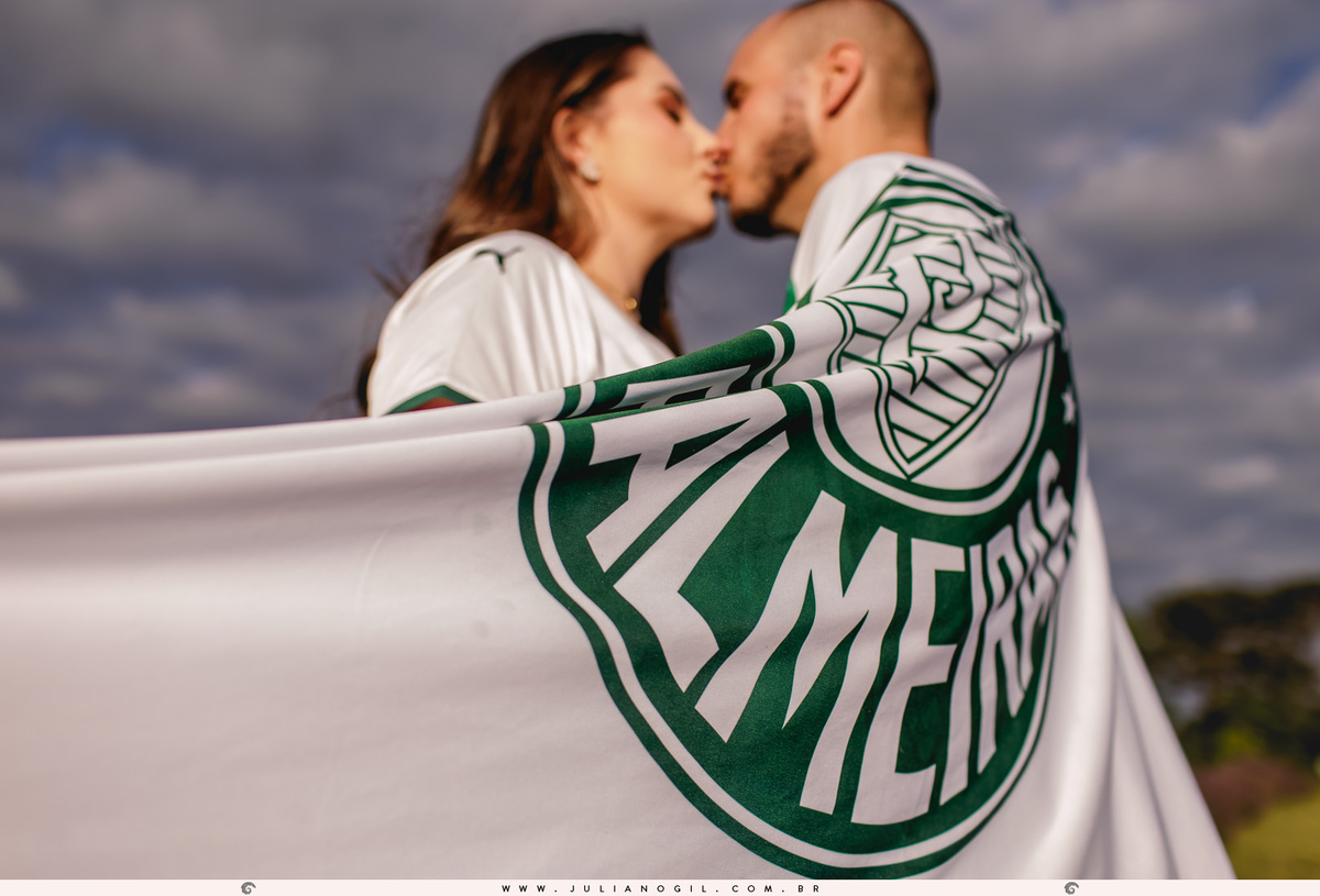 casal envoltos na bandeira do palmeiras durante o ensaio pré casamento em palmeira paraná