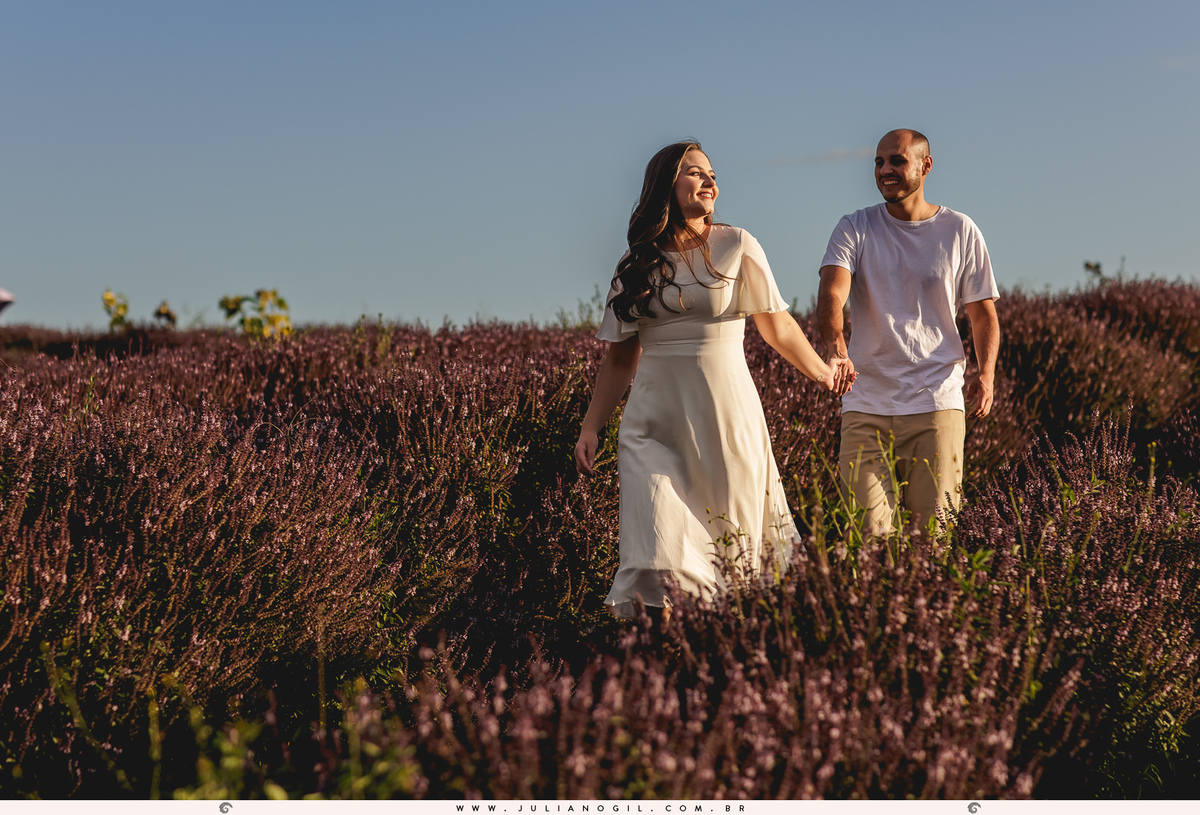 casal andando de mãos dadas em meio a platanção de manjericão no lavandário dos sonhos em witmarsum no paraná