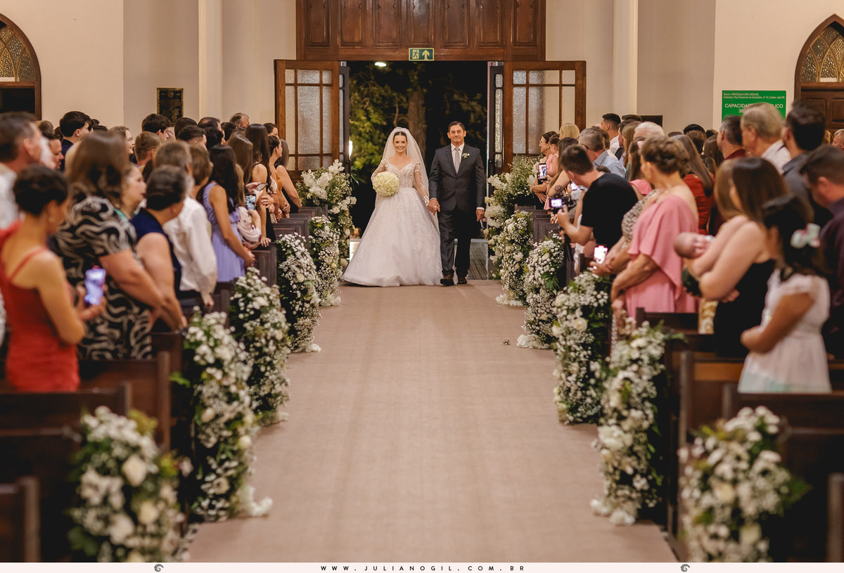 noiva entrando com seu pai na igreja