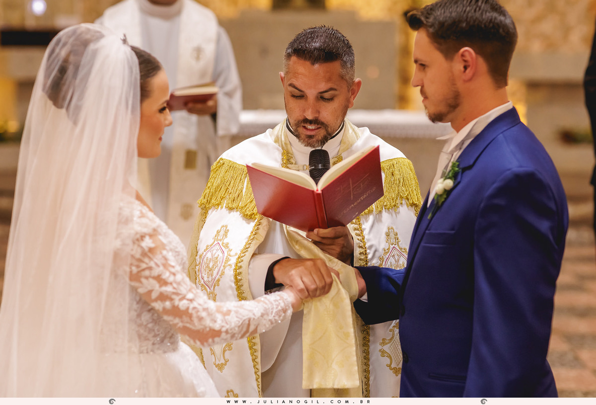 padre abençoando os noivos
