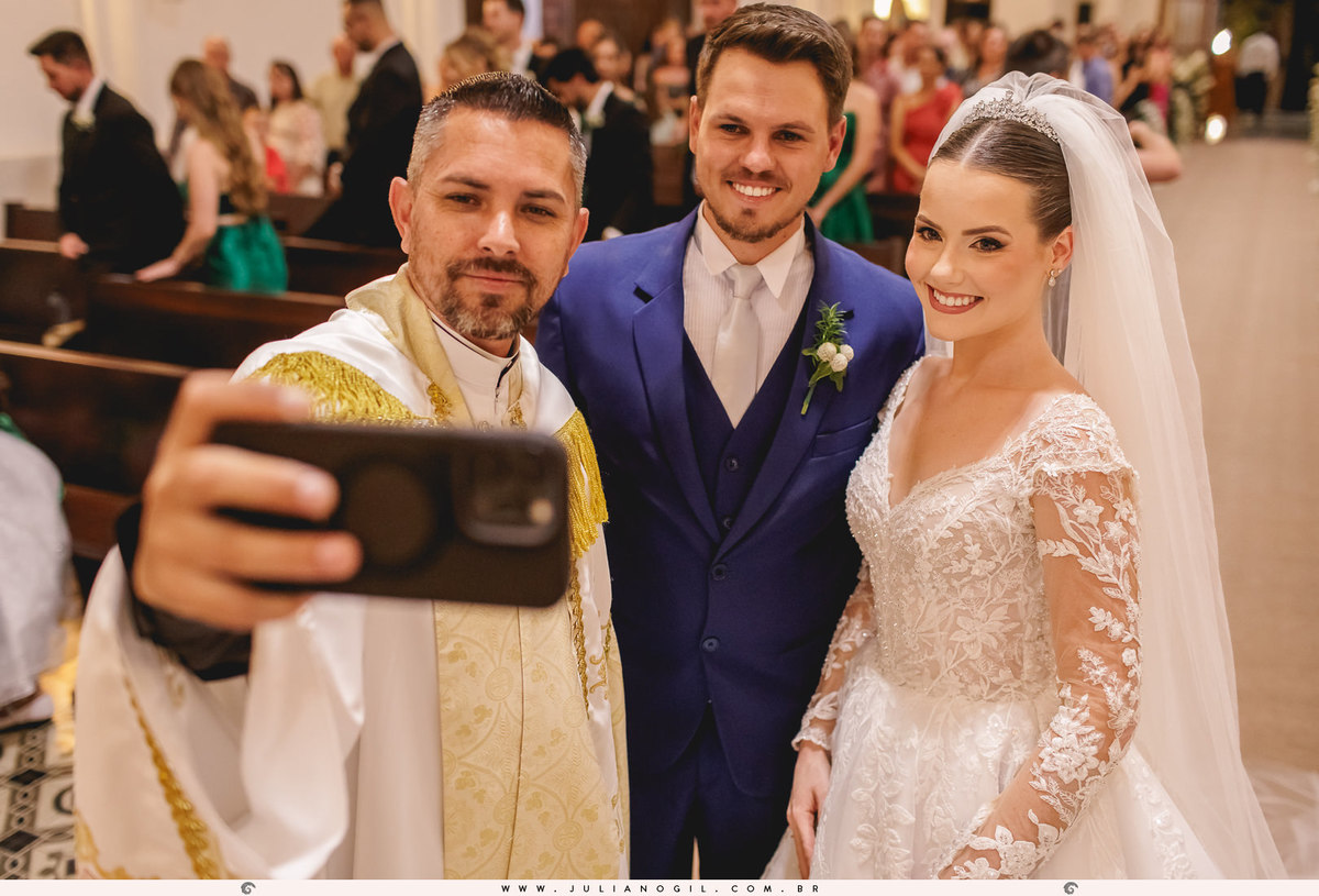 padre fazendo uma selfie com o celular com os noivos