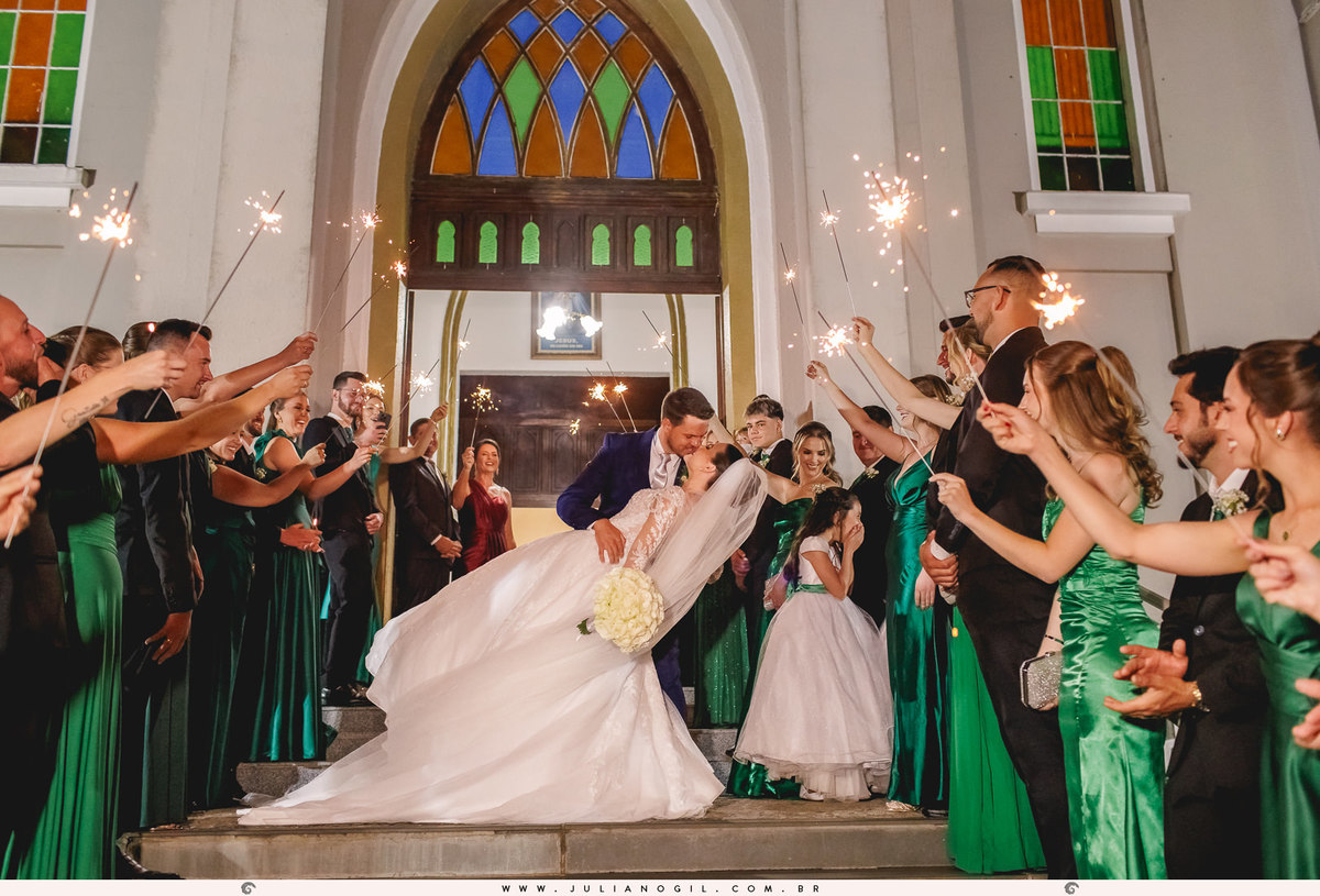 beijo dos noivos na saída da igreja