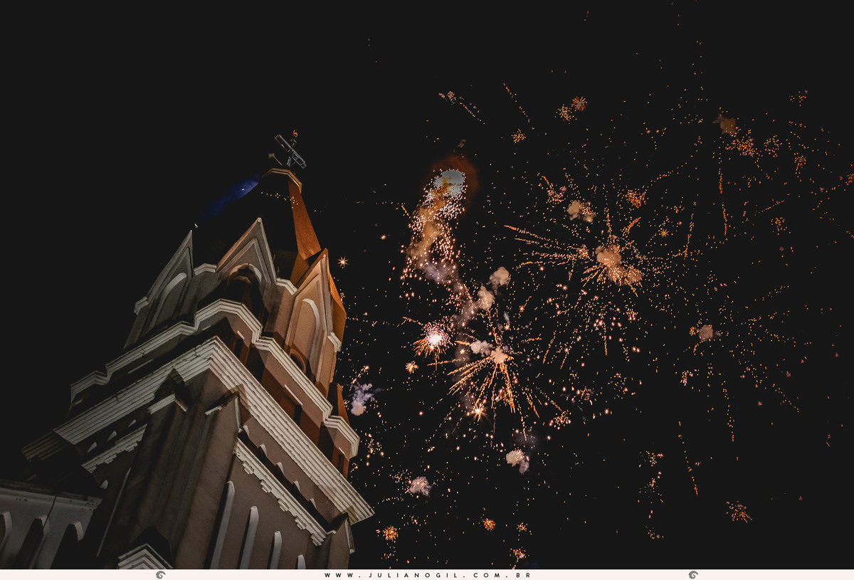 fogos de artifício no céu após a cerimônia de casamento